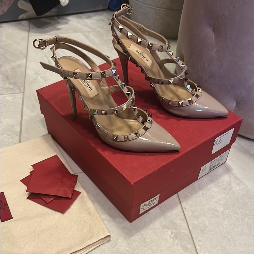 Valentino Garavani Rockstud Caged 100 Leather Pump